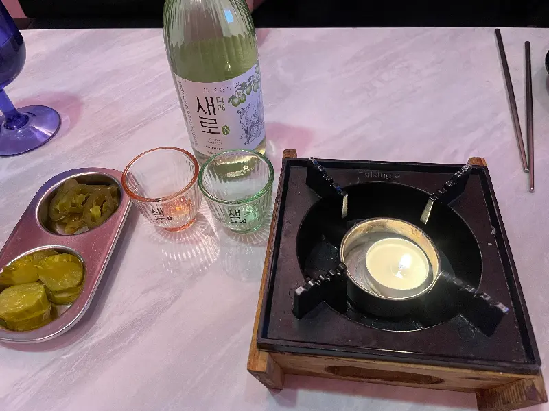 테이블 위에 놓인 술과 컵, 기본 안주