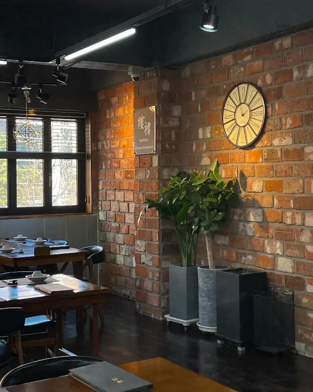 벽돌 인테리어와 은은한 조명이 돋보이는 루이안 내부