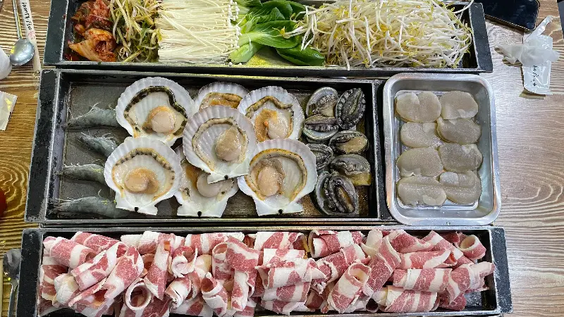 푸짐한 해물 삼합 한 상