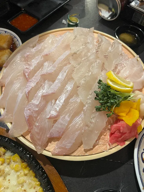 정갈하게 담긴 회 한 접시