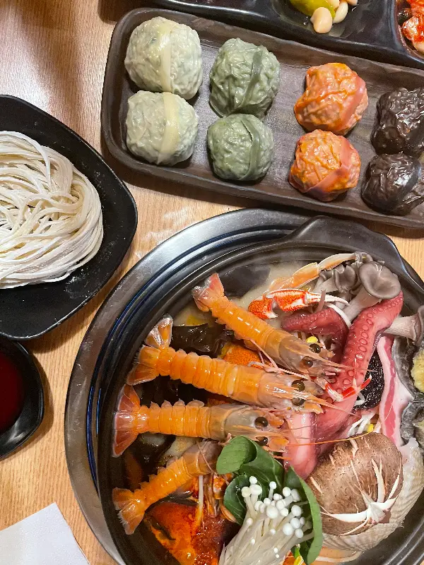 해물, 만두, 칼국수 사리, 4색 만두가 한 상에 차려진 모습