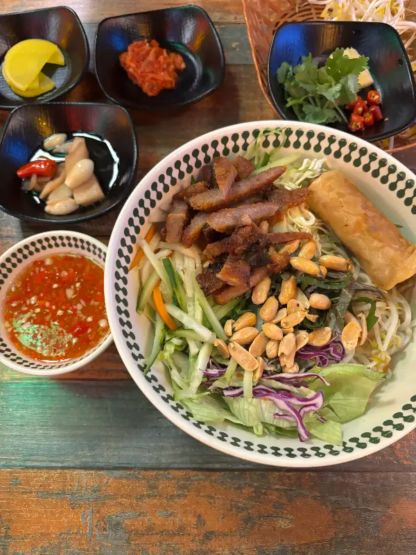 노란색 외관의 식당 전경