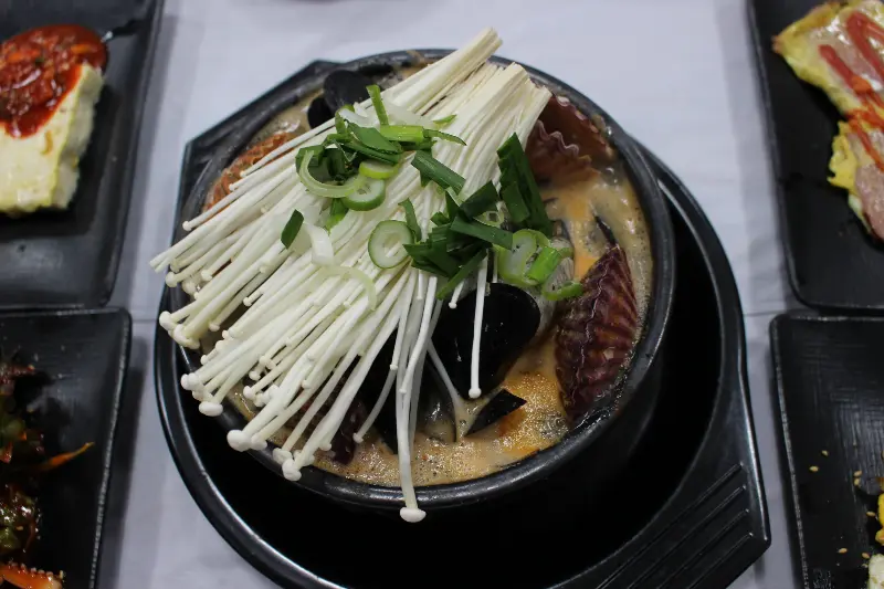 팽이버섯이 듬뿍 올라간 해물뚝배기의 모습