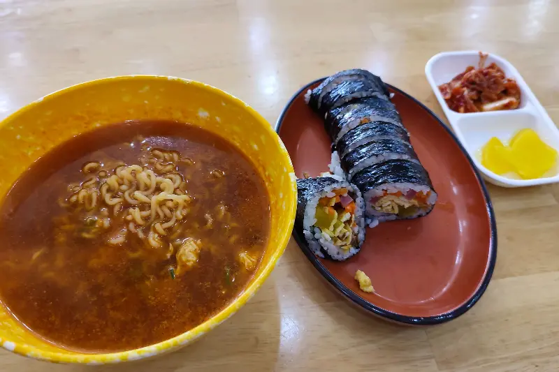 나드리분식 김밥과 라면