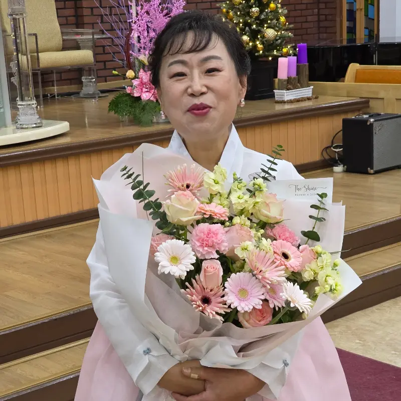 꽃다발을 들고 환하게 웃는 손님