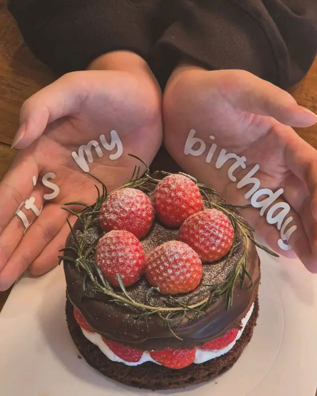 딸기가 듬뿍 올라간 케이크를 두 손으로 감싸는 모습