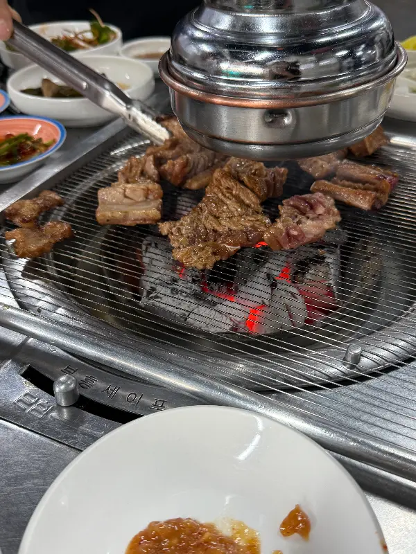 숯불 위에서 익어가는 고기