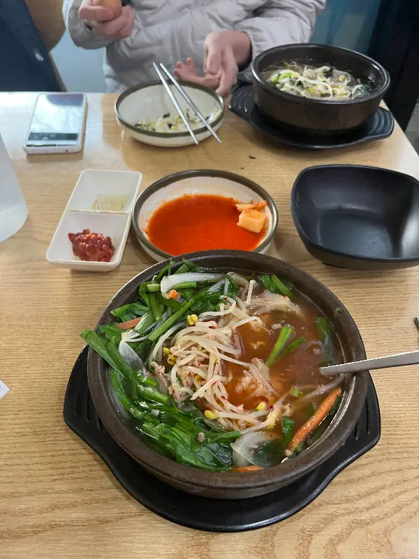 푸짐하게 담긴 콩나물 국밥