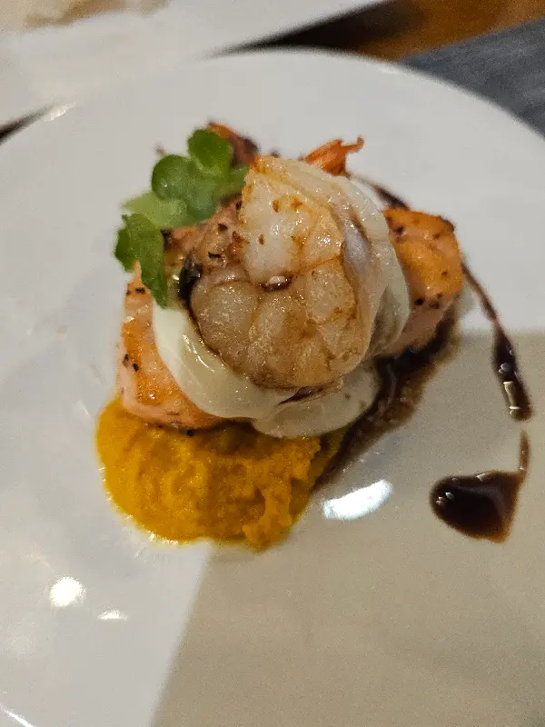 깔끔하게 진열된 샐러드바