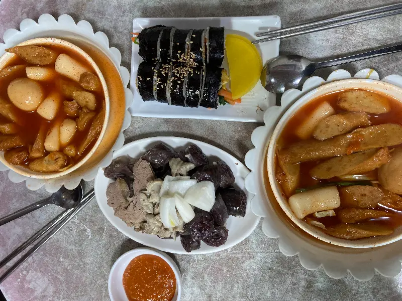 6.25 떡볶이의 떡볶이, 김밥, 순대 한 상 차림