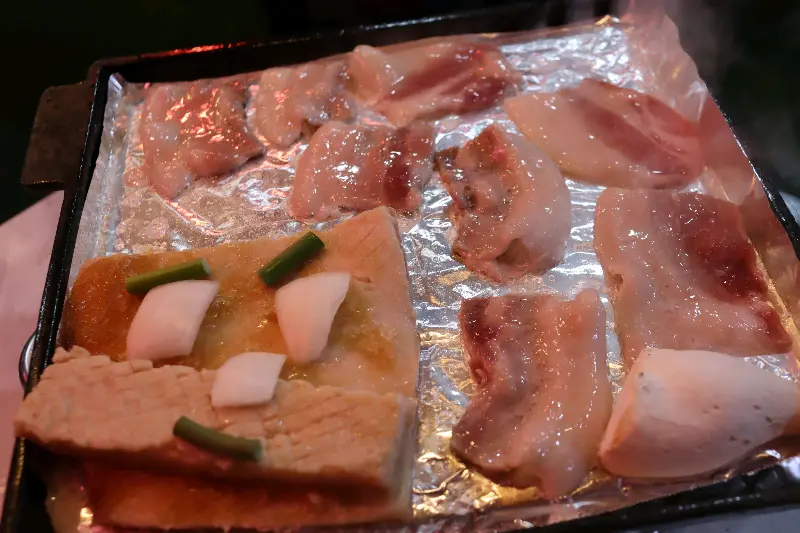 냉삼과 함께 구워 먹는 김치와 두부