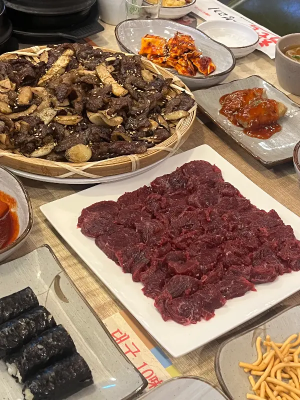 뭉티기와 함께 푸짐하게 차려진 한 상