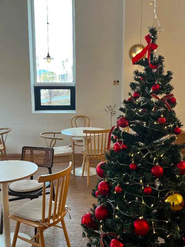 크리스마스 분위기로 장식된 남매점빵 내부