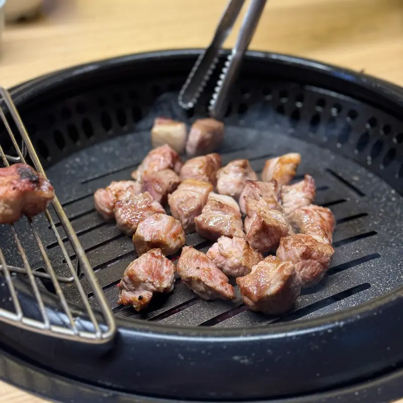 세련되고 깔끔한 매장 내부