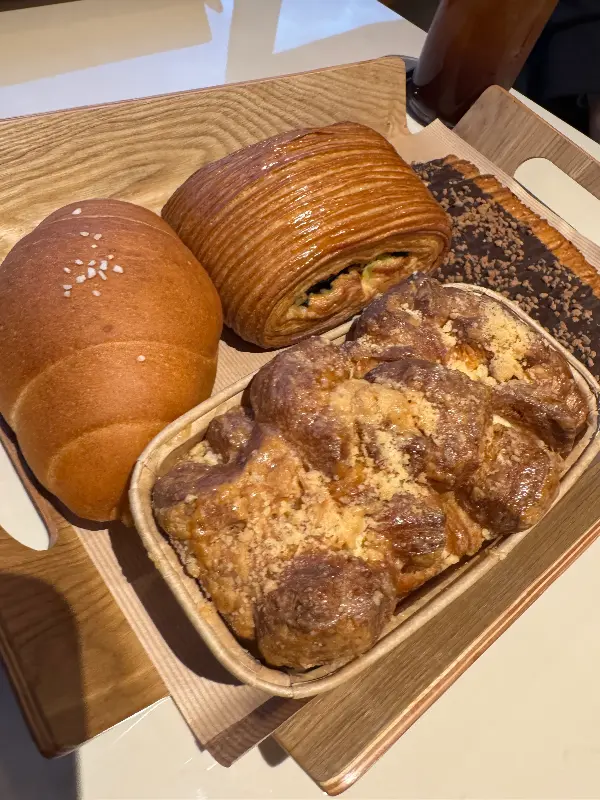 나비파이, 소금빵 등 다양한 빵들의 모습