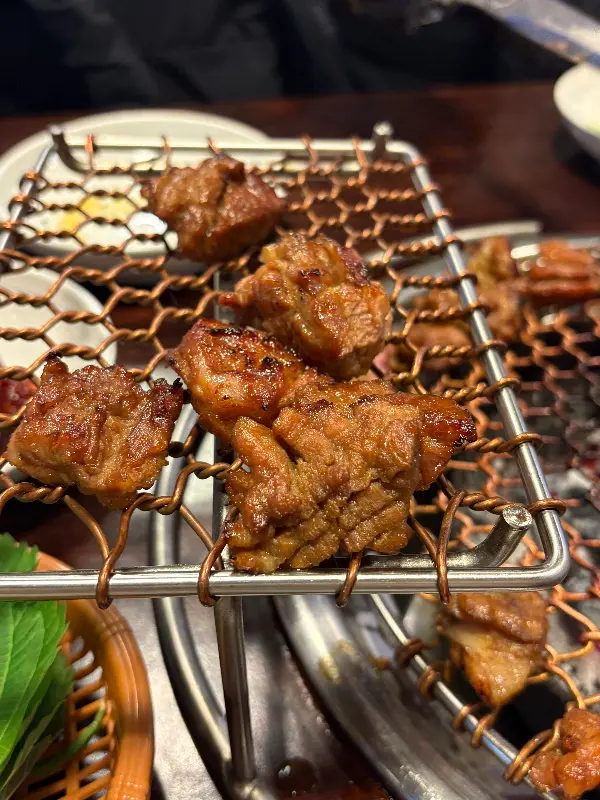 노릇하게 구워진 돼지갈비