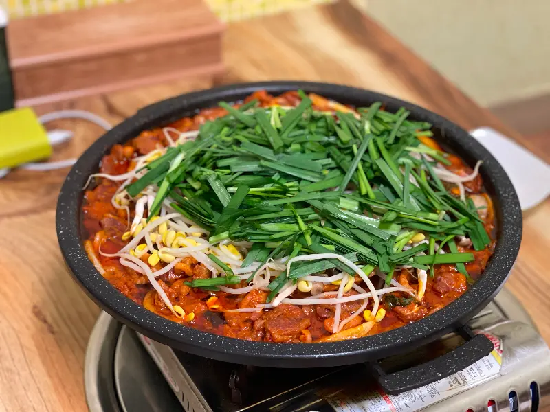 매콤한 양념이 보기만 해도 군침을 돌게 하는 오리불고기
