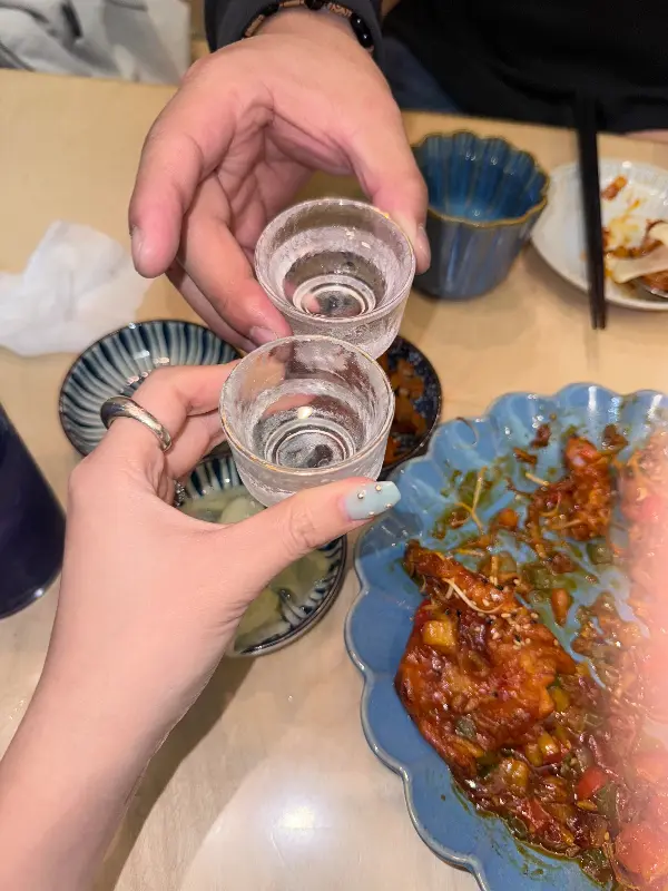 고량주를 기울이는 모습