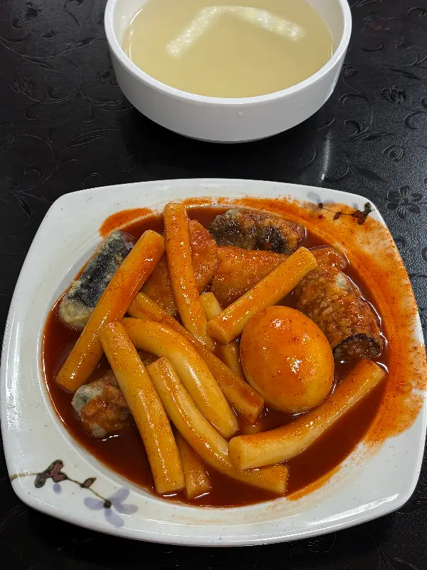 떡볶이와 튀김, 오뎅 국물의 조화