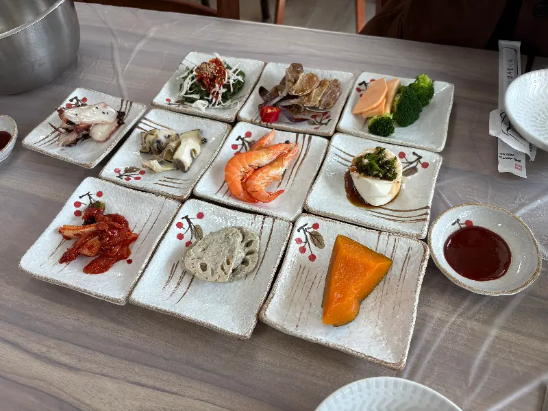 다채로운 스키다시 한 상 차림