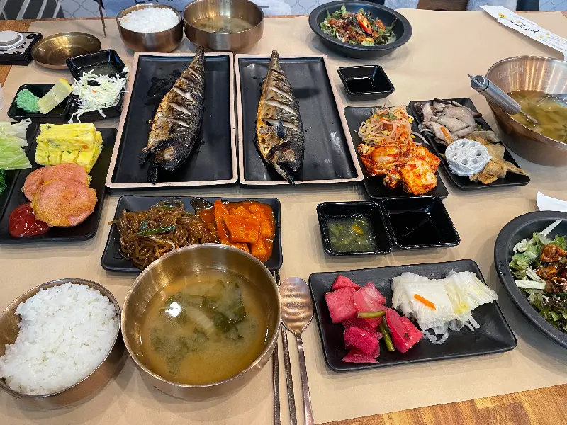 다양한 밑반찬 셀프바