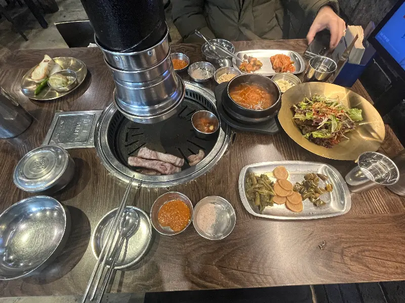 푸짐하게 차려진 육화몽 서현점의 테이블 세팅