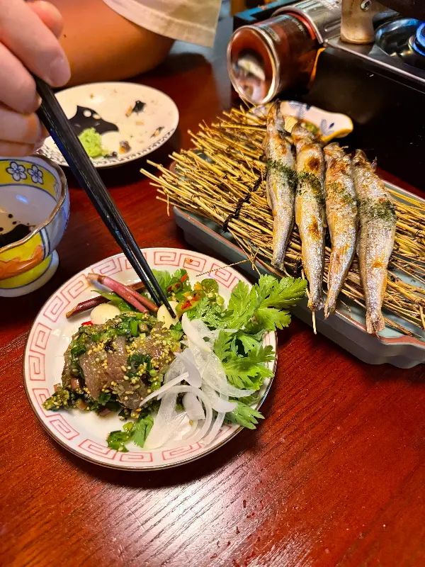 젓가락으로 시사모 구이를 집는 모습