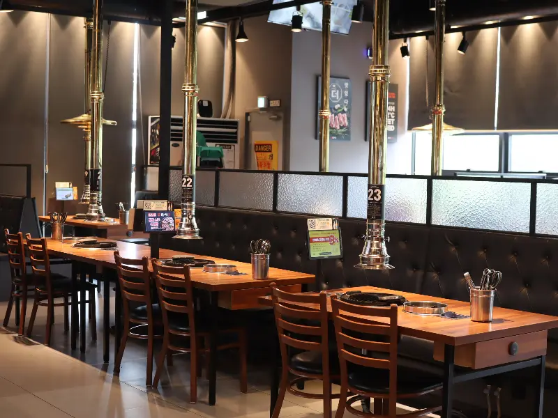 넓고 쾌적한 식당 내부