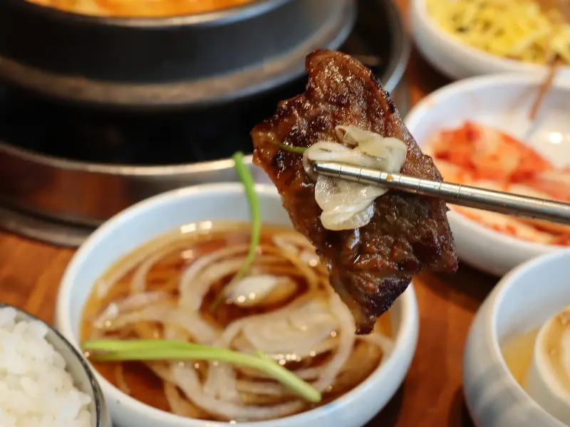 양파절임과 함께 먹는 고기 한 점