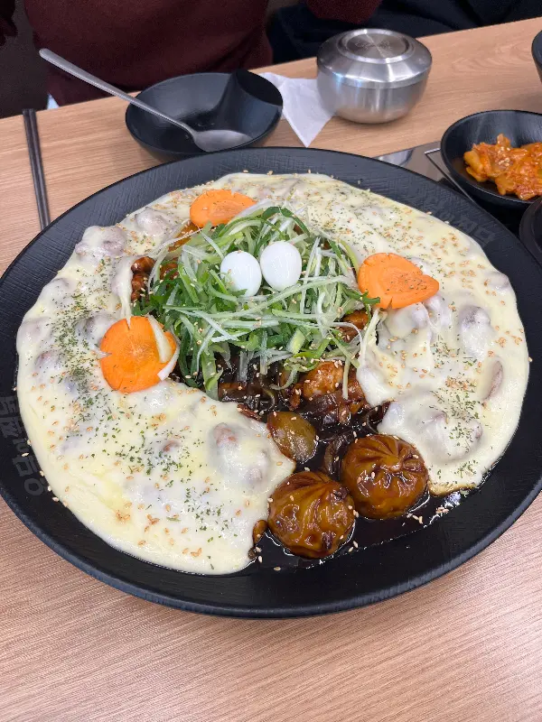 치즈가 듬뿍 올려진 찜닭