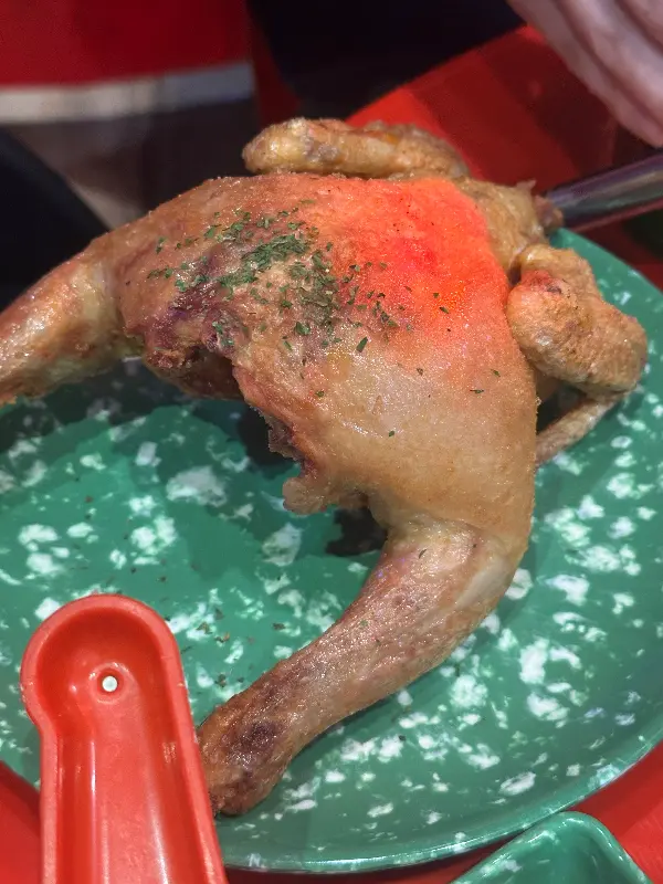 테이블 위에는 다양한 종류의 안주와 술이 놓여 있었다. 닭발, 떡볶이, 맥주, 소주 등이 푸짐하게 차려져 있었다.