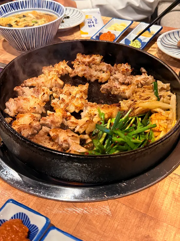 눈꽃 삼겹살과 곁들임 채소