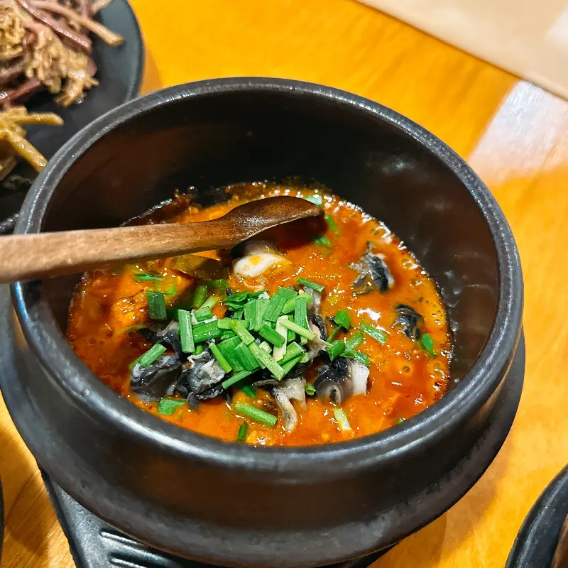 옹기 그릇에 담겨 나온 우렁 강된장