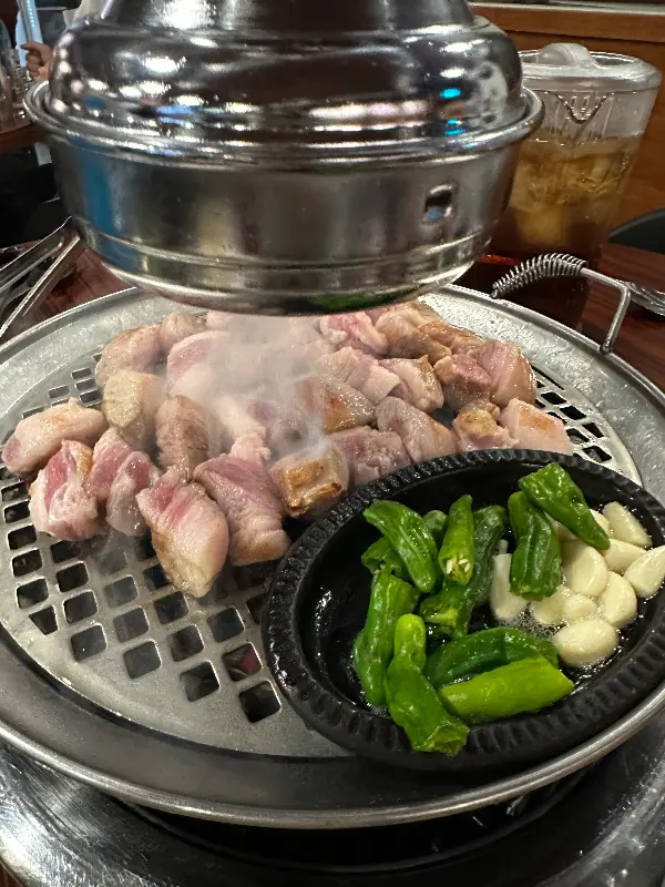 가브리살과 구운 마늘, 꽈리고추