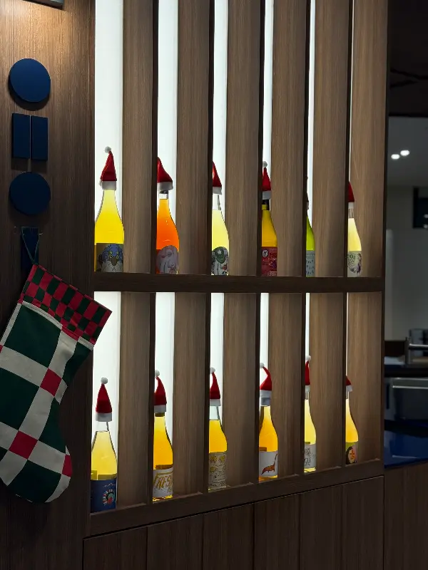 오공일 명동점의 세련된 술병 인테리어