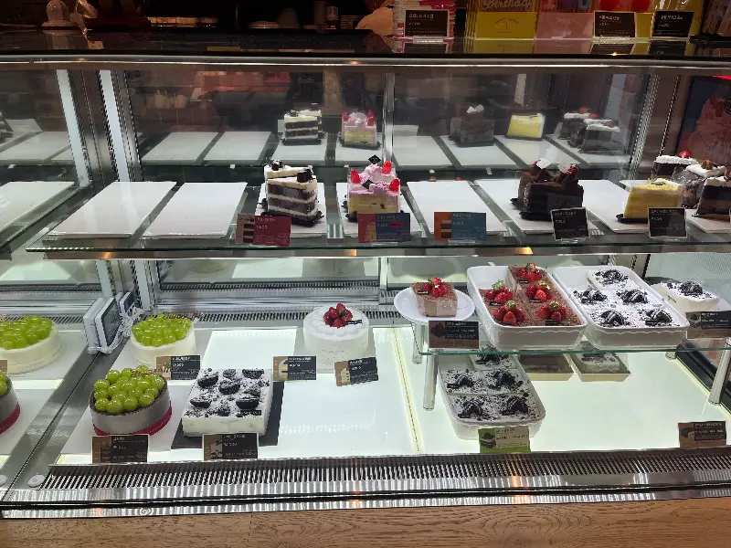 다양한 케이크가 진열된 쇼케이스