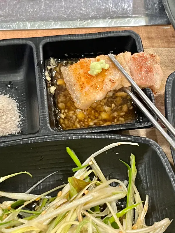 불판 위에 가지런히 놓여진 돼지 목살의 모습