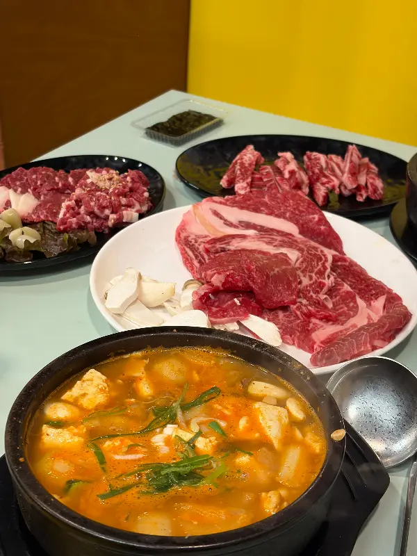 고기와 함께 즐기는 따뜻한 된장찌개