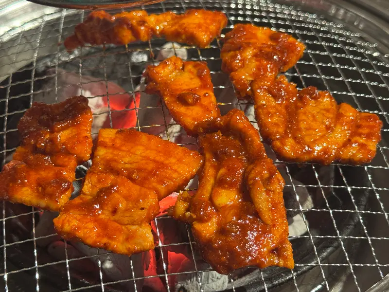 숯불 위에서 익어가는 고추장 삼겹살