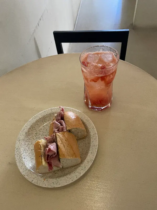 잠봉뵈르 바게트와 토마토 에이드