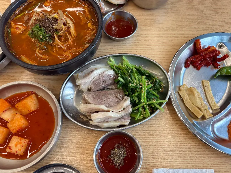 하얀국밥과 갓수육을 함께 즐기는 모습