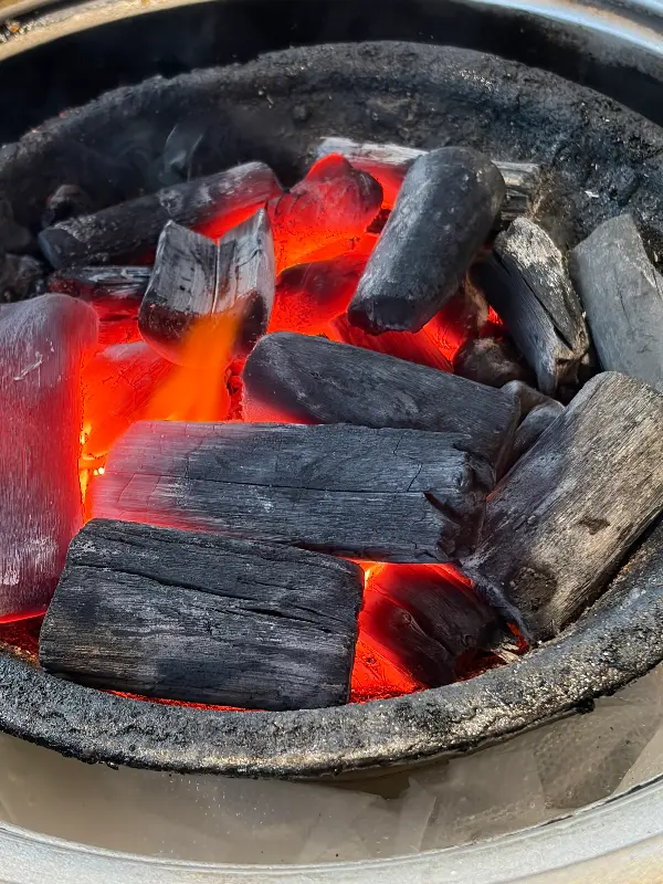 숯불의 뜨거운 열기가 느껴지는 사진