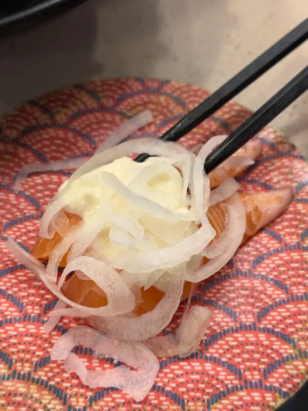 양파가 듬뿍 올라간 연어 초밥