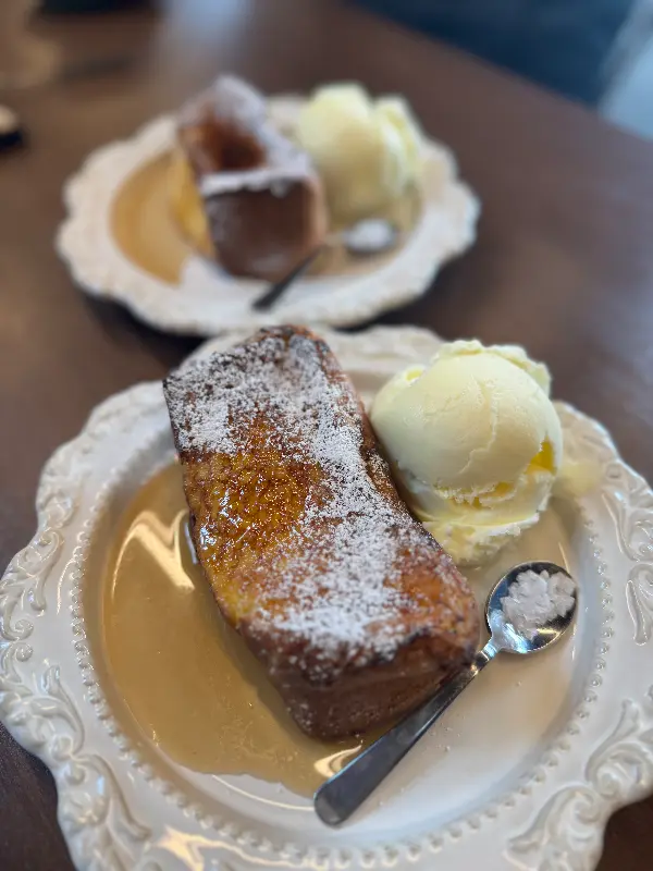 아름다운 비주얼의 프렌치 토스트와 바닐라 아이스크림