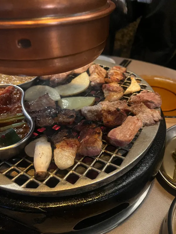 불판 위의 삼겹살과 김치