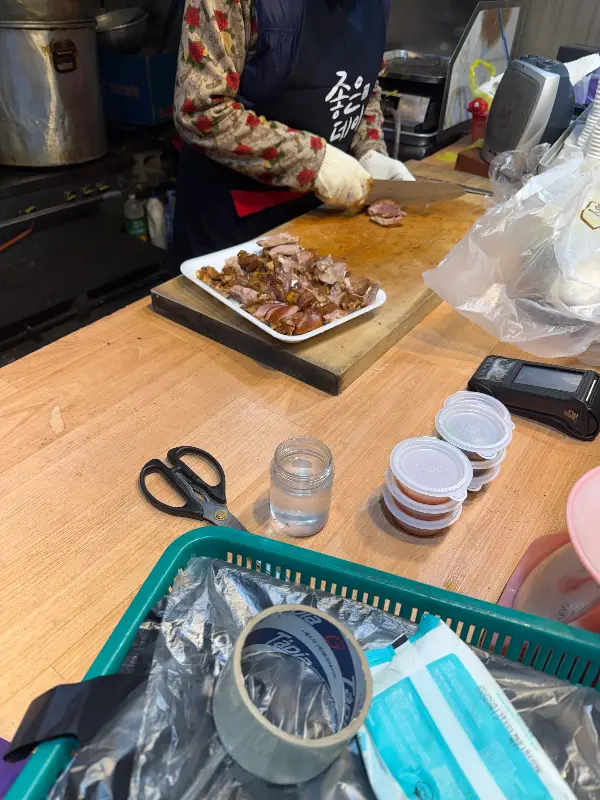 족발을 손질하는 모습