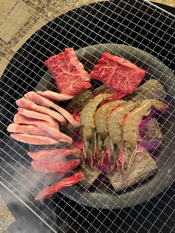 석쇠 위에서 익어가는 막창과 새우