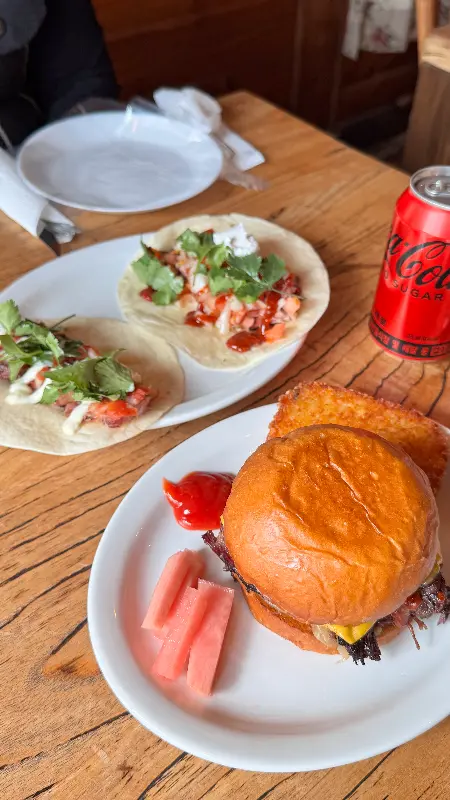 힐하우스의 대표 메뉴, 브리스킷 버거와 타코