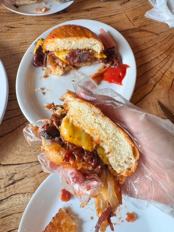 손으로 들고 먹는 브리스킷 버거