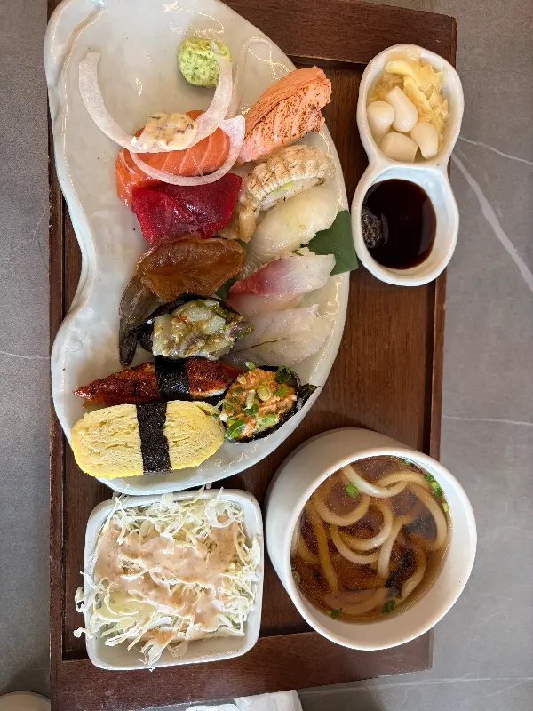 다양한 종류의 초밥이 아름답게 담겨 나온 모습